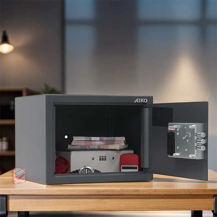 Офисный сейф с электронным кодовым замком AIKO T-230 EL интерьер фото СтеллажМастер Офисный сейф с электронным кодовым замком AIKO T-230 EL интерьер фото СтеллажМастер